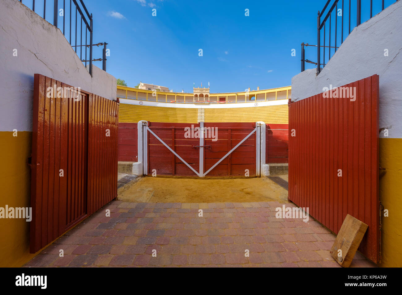 Große rote Eingangstüren die Stierkampfarena in Spanien, Europa Stockfoto