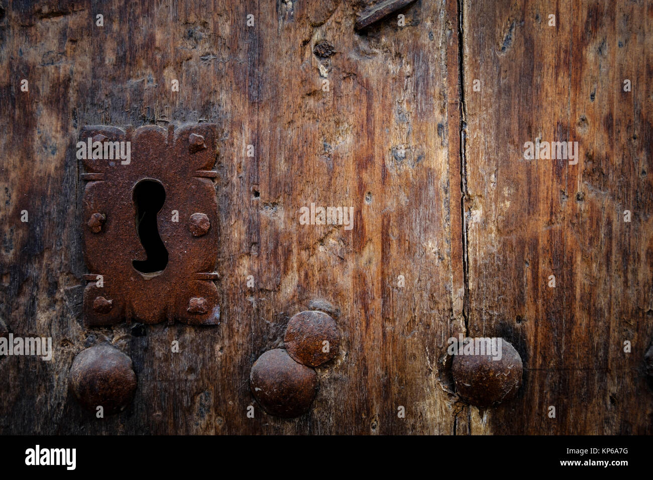 Rusty Schlüsselloch in alte Holztür mit Stahl Nägel, selektiver Fokus, kopieren Raum Stockfoto