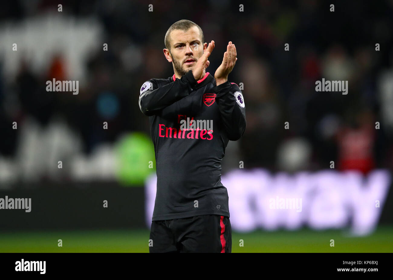 Von Arsenal Jack Wilshere begrüßt die Fans nach dem Abpfiff des Premier League Match in London Stadion. Stockfoto