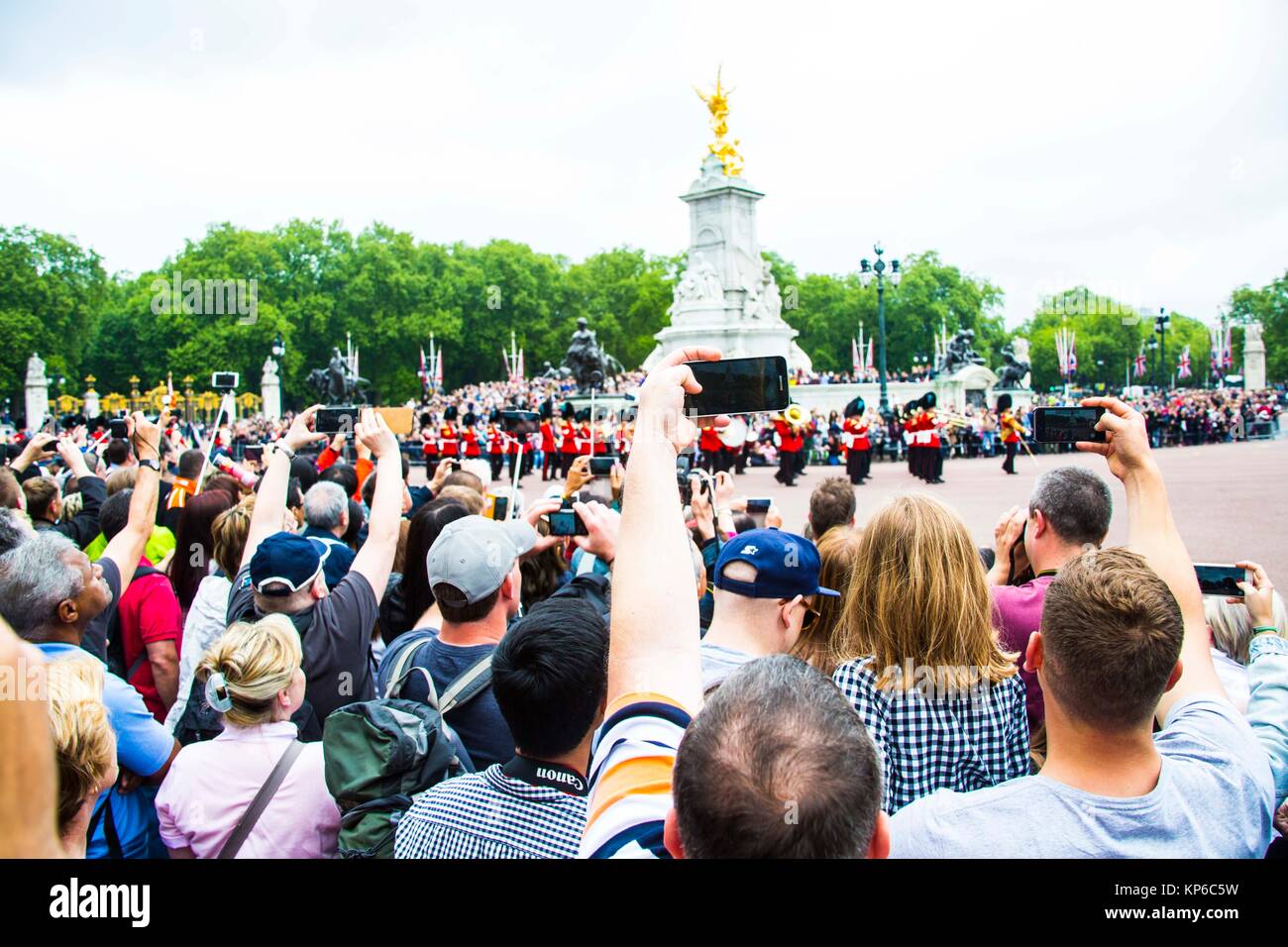 Tausende von Touristen fotografieren der britischen königlichen Wachen