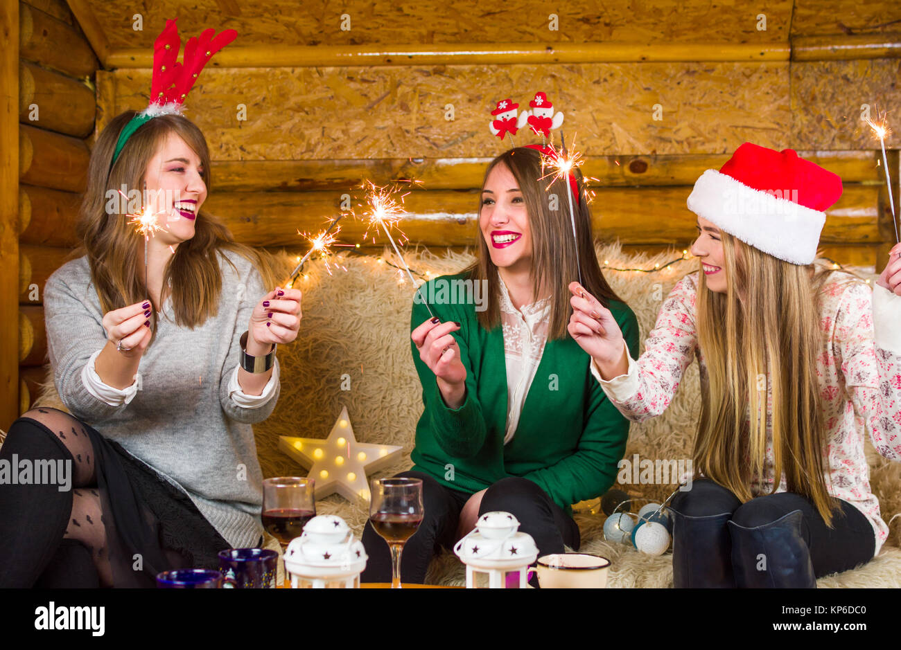 Freunde Spaß mit Feuer funkelt auf der Startseite Weihnachtsfeier Stockfoto