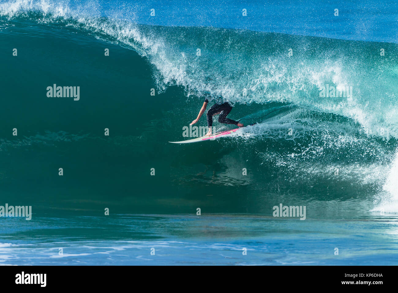 Surfen Surfer nicht identifizierten Reifenfahrten hohlen Ocean Wave mit Blick auf Aktion Foto. Stockfoto