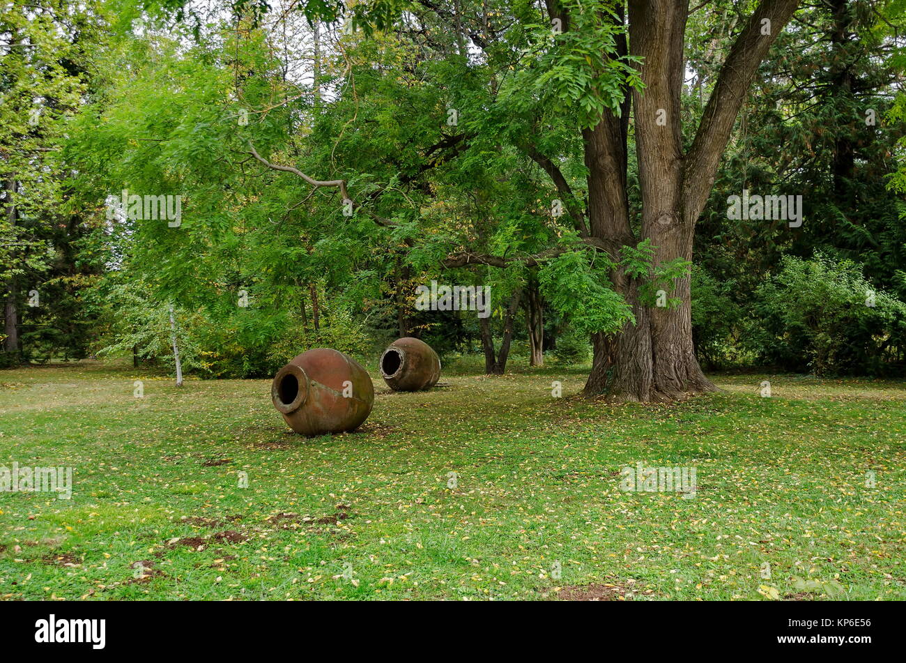 Schönen herbstlichen Wald mit ehrwürdigen Nadel- und Laubbäume, in National Monument der Landschaftsarchitektur Park Museum Vrana entfernt Stockfoto