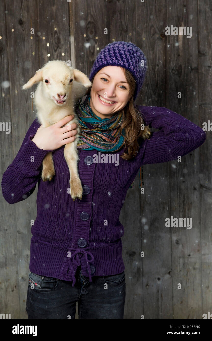 Frau Mit Laemmchen Bei Schneefall - Frau mit Lämmchen Stockfoto