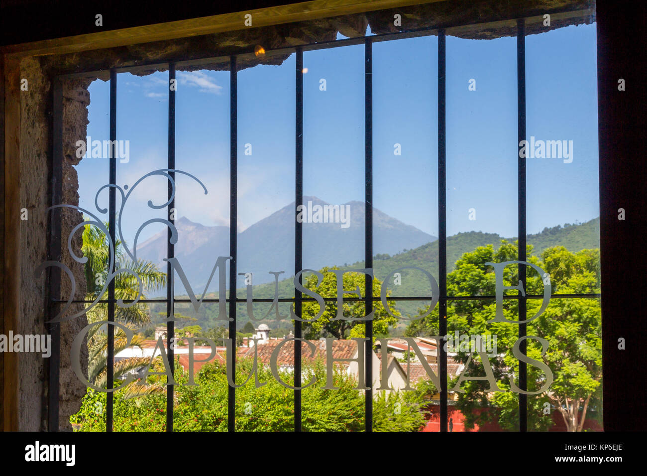 Blick aus einem Fenster bei Capuchinas Museum auf die Vulkane Acatenango und Fuego | Antigua | Guatemala Stockfoto