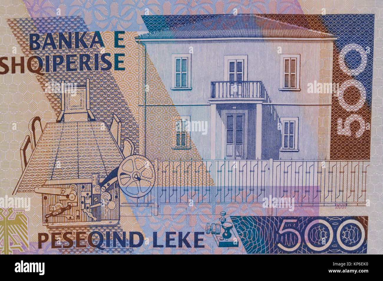 Rückseite der albanische Währung Lek Banknote von 500 Bezeichnung, die traditionelle albanische Haus - vlora Unabhängigkeit Gebäude Stockfoto