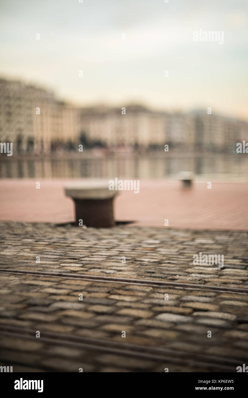 Zusammenfassung Hintergrund von Port mit Kopfsteinpflaster Straße und Meer defokussierten im Hintergrund, mit Kipp- und Shif Objektiv, verträumte Vintage Look Stockfoto