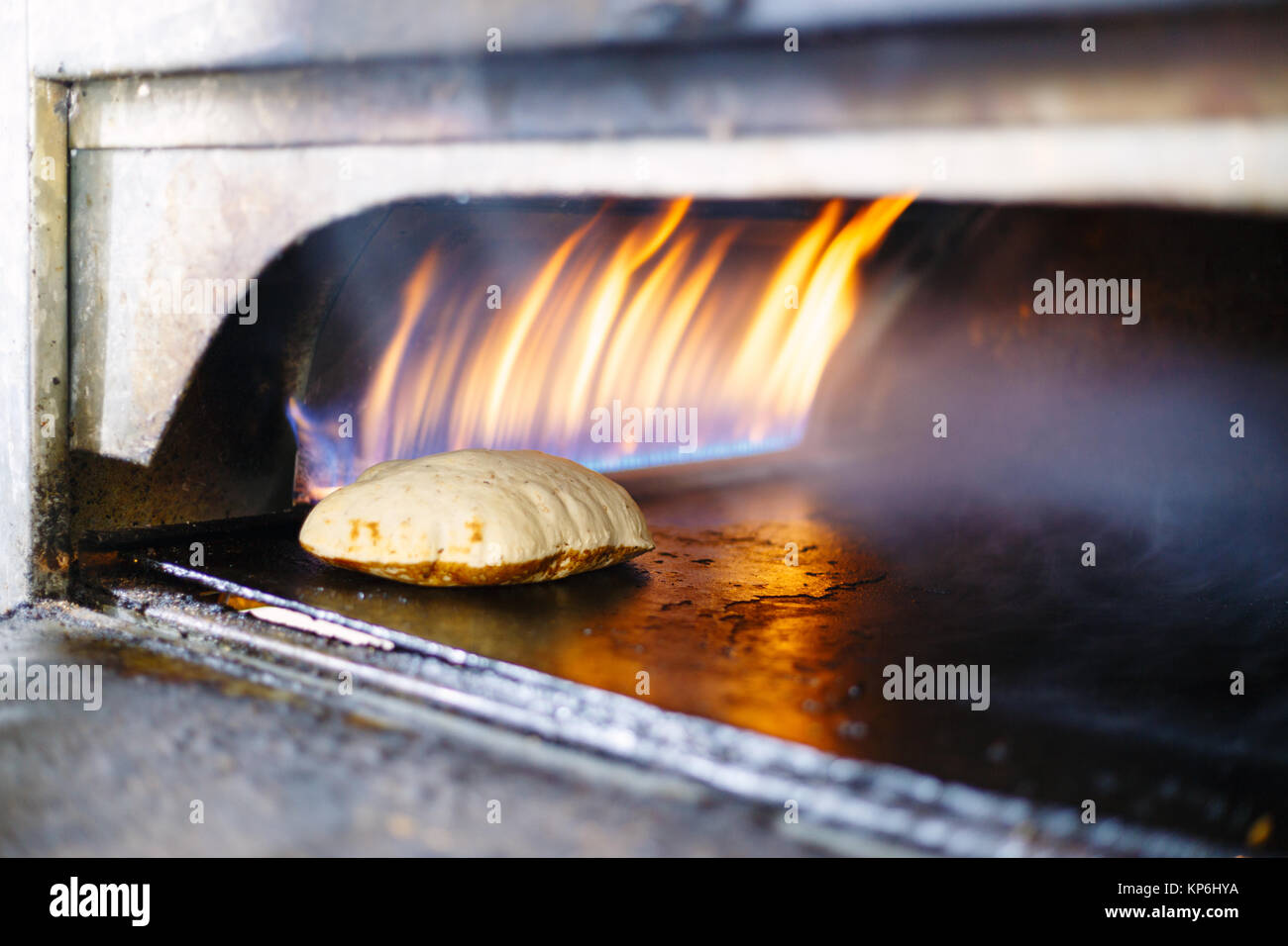 Pita Brot im Ofen Stockfotografie - Alamy