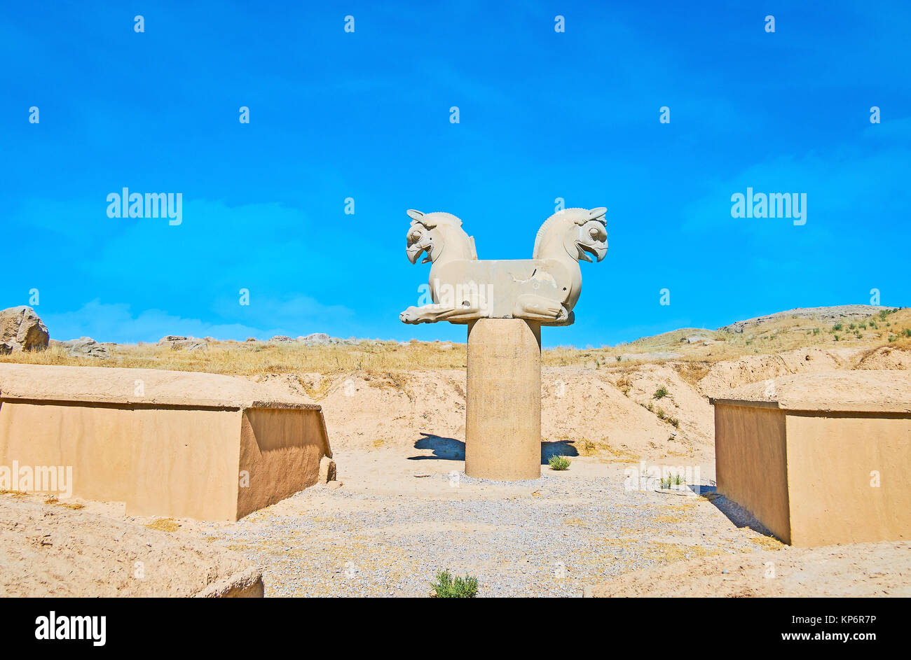 Die Ruinen von Griffon Spalte Kapital in Persepolis archäologische Stätte, der Iran. Stockfoto