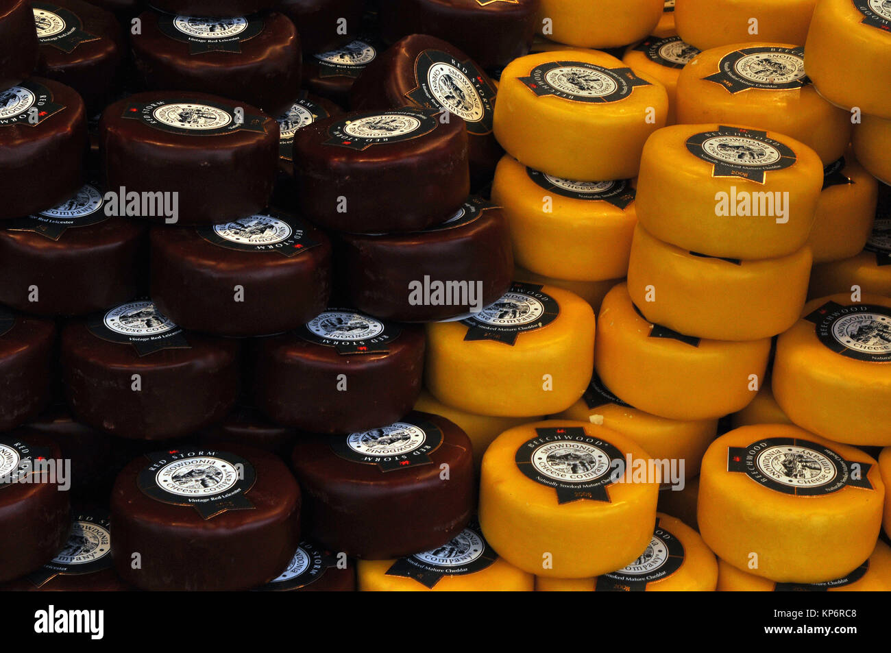 Eine Auswahl von Wachs Papier eingewickelt Käse auf ein feinkostgeschäft am Borough Market in Southwark, London. Feine Lebensmittel und soeciality Käse. Stockfoto