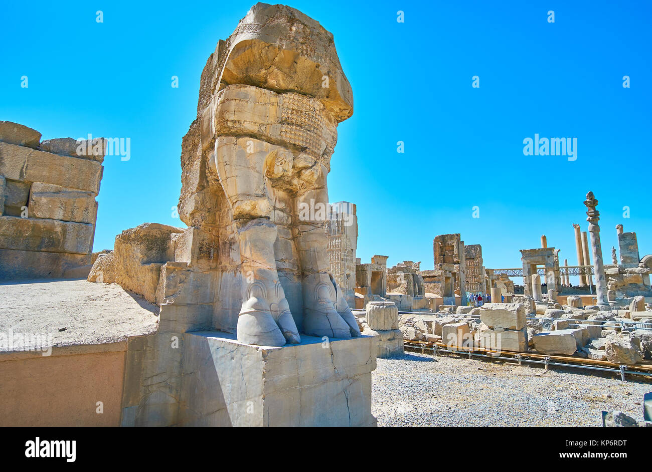 Die Ruinen von Stier Statue am Eingang zu Hundert Spalten Hall, Persepolis archäologische Stätte, der Iran. Stockfoto