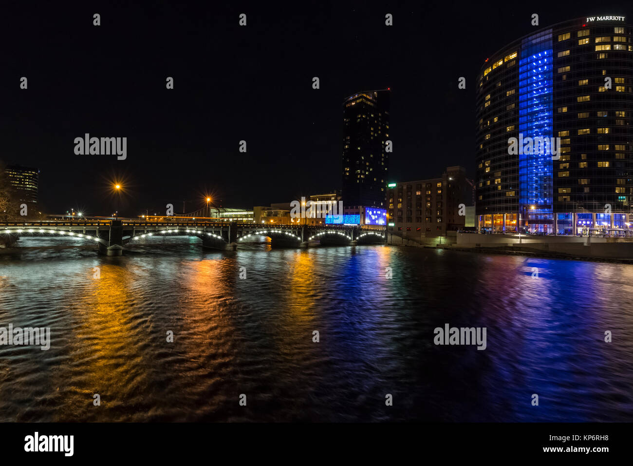 Lichter der Pearl Street Bridge reflektiert der Grand River in der Nacht in Grand Rapids, Michigan, USA Stockfoto