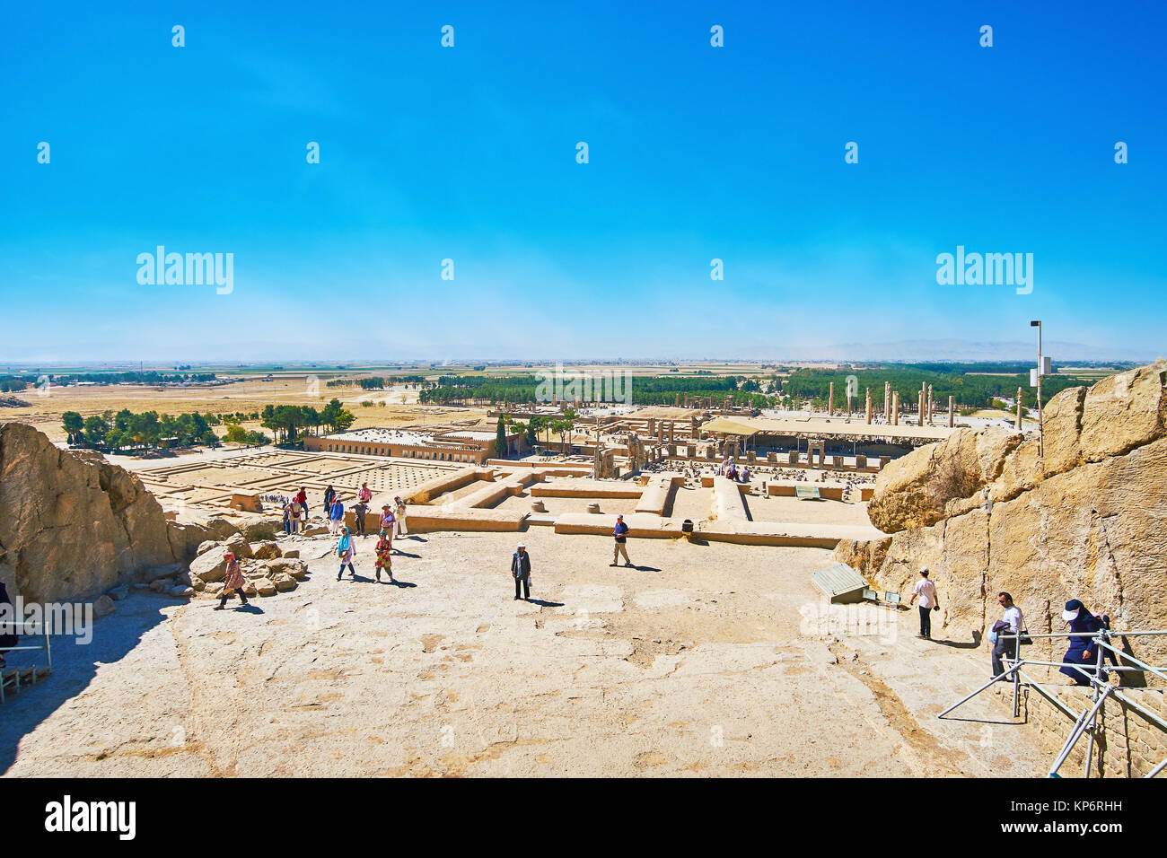 PERSEPOLIS, IRAN - Oktober 13, 2017: Viewpoint Terrasse auf rahmet Berg öffnet sich der Blick auf das Plateau mit erhaltenen Teile der alten Palast Ergänzungen Stockfoto