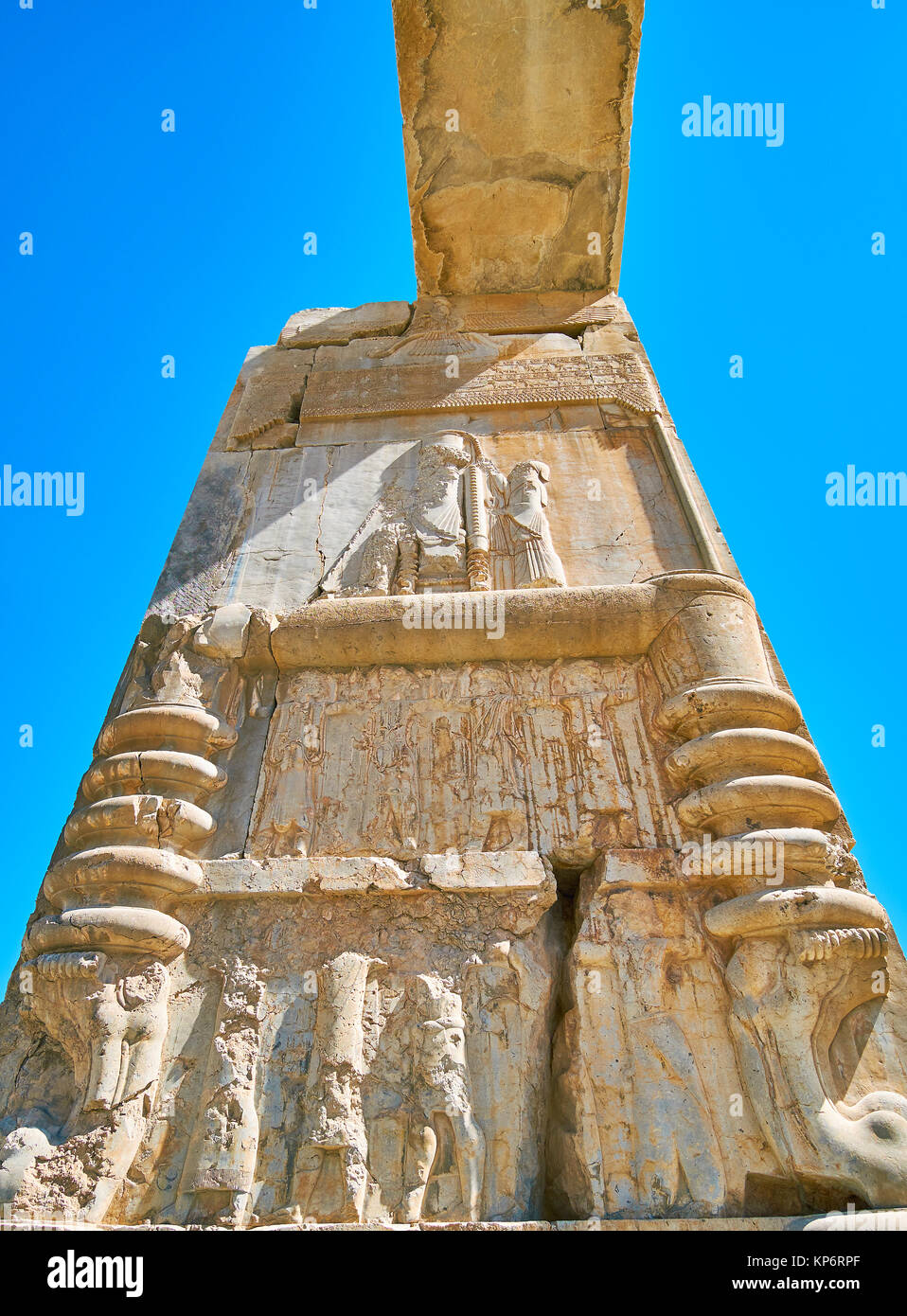 Die zerstörten Tor in Persepolis archäologische Stätte mit gut erhaltenen Reliefs, Iran. Stockfoto