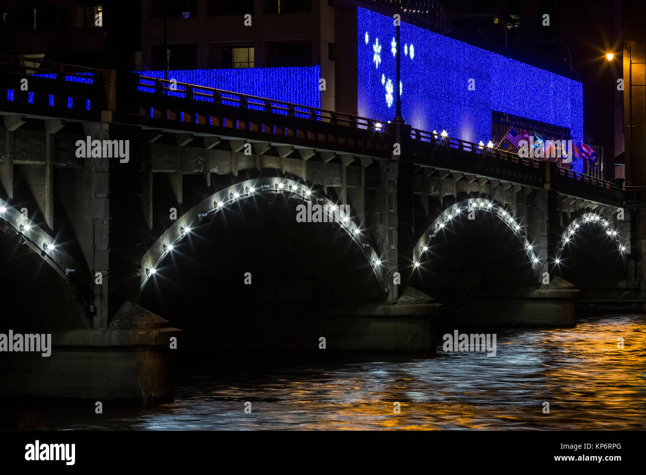 Lichter der Pearl Street Bridge reflektiert der Grand River in der Nacht in Grand Rapids, Michigan, USA Stockfoto