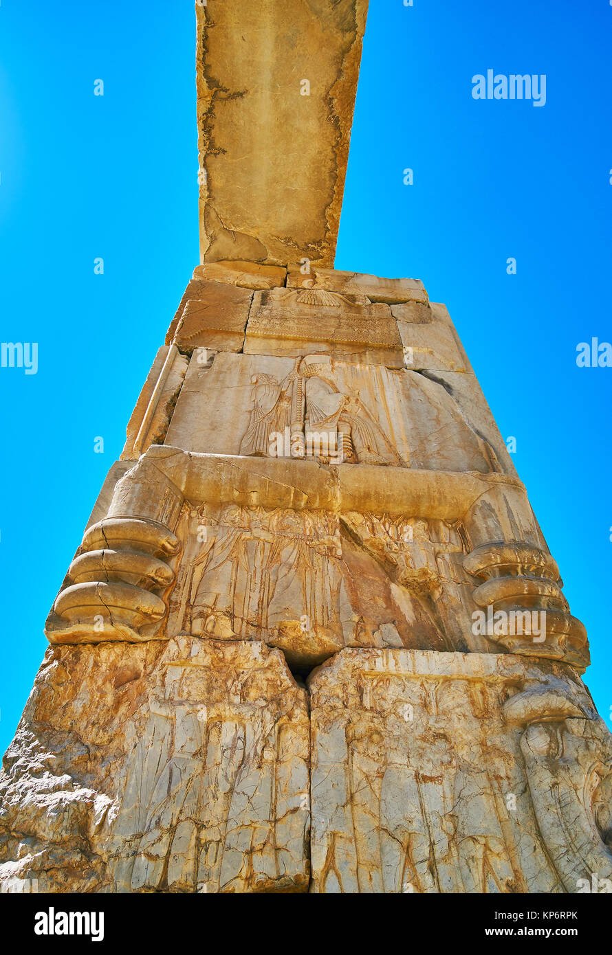 Das alte Tor in Persepolis archäologische Stätte mit geschnitzten Muster und Bilder, Iran eingerichtet. Stockfoto