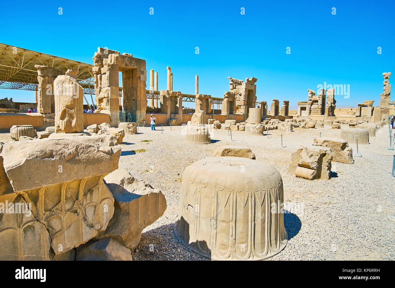 PERSEPOLIS, IRAN - Oktober 13, 2017: Die Ruinen der Hundert Spalten Halle mit reservierten Tore, Hauptstädte Spalten', mit Reliefs und Mustern Stockfoto