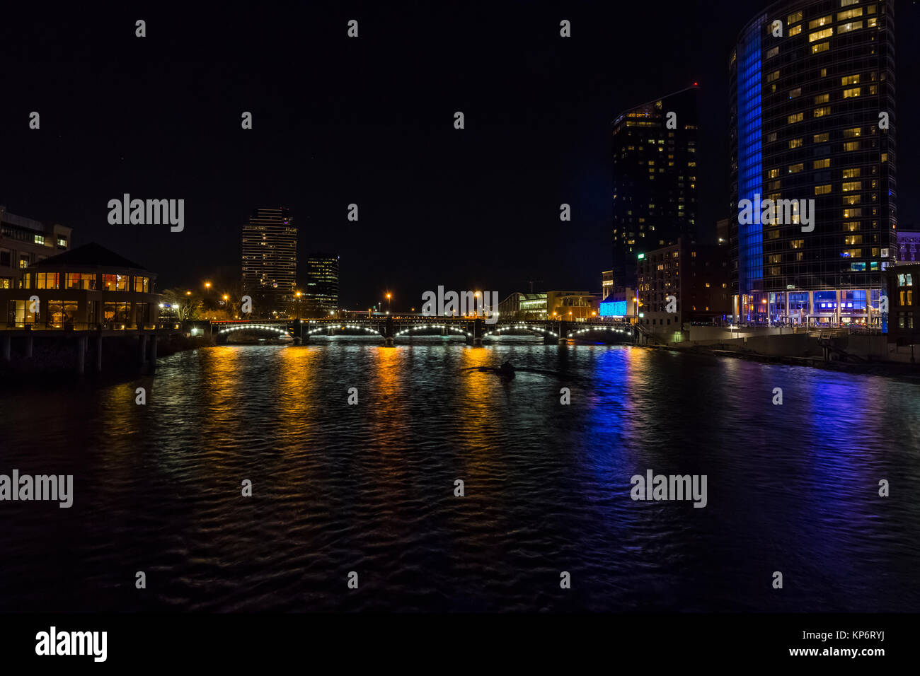 Lichter der Pearl Street Bridge reflektiert der Grand River in der Nacht in Grand Rapids, Michigan, USA Stockfoto