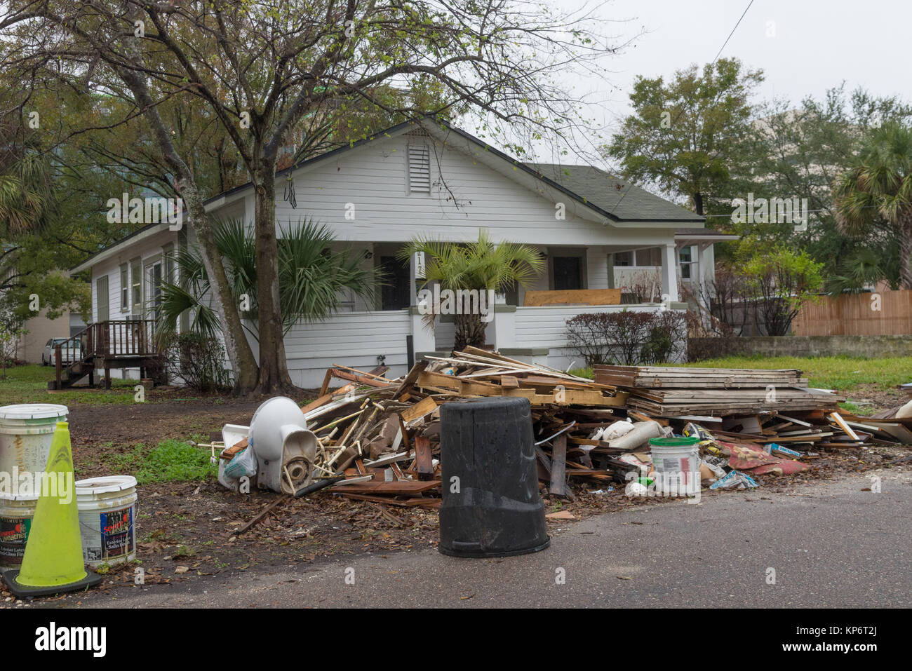 Stapel des Rückstands noch sitzen neben den Weg in die Folgen des Hurrikans Irma 5. Dezember in Jacksonville, Florida, 2017. (Foto von Liz Roll über Planetpix) Stockfoto