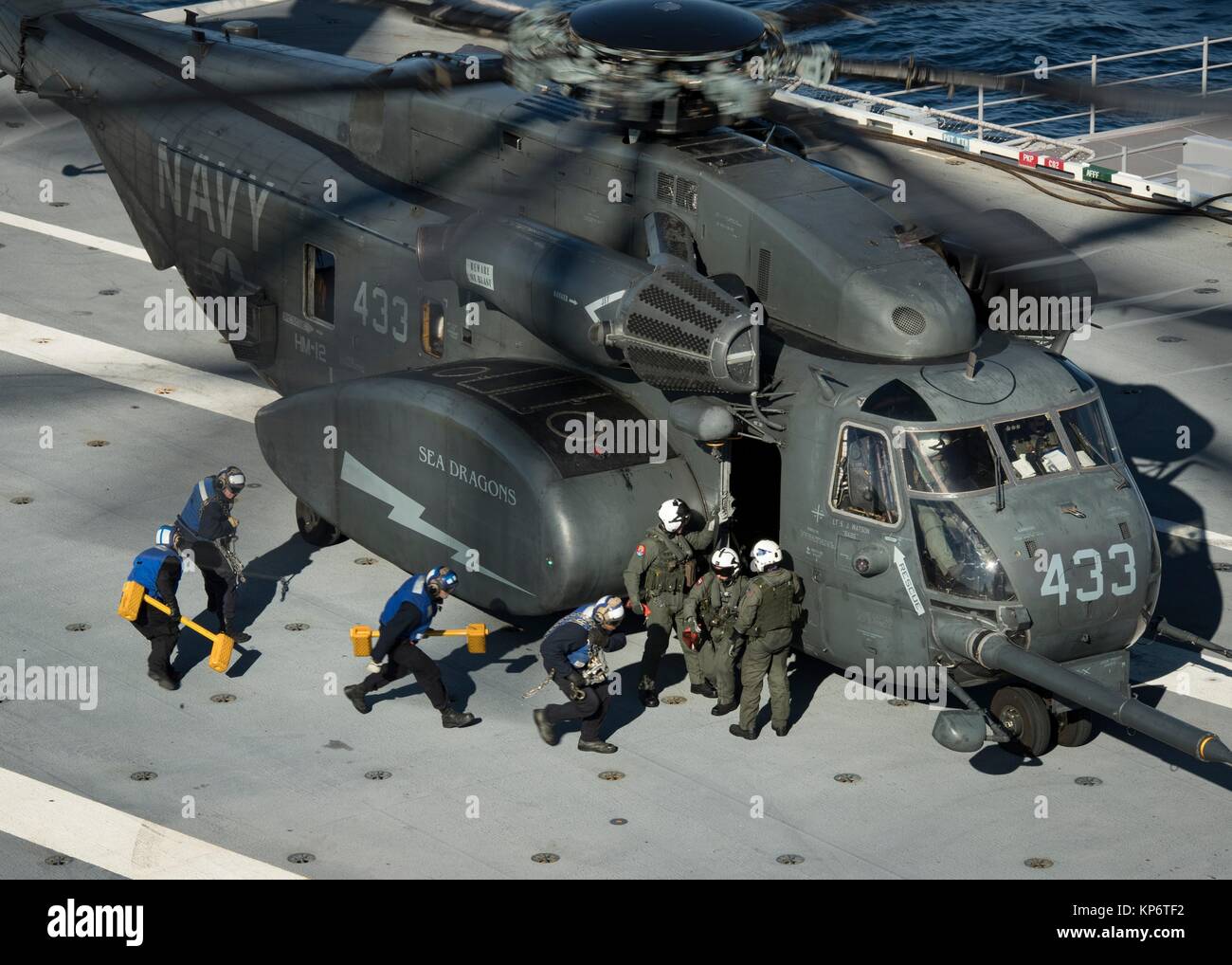 U.S. Navy Matrosen bereiten Sie eine U.S. Navy HM-53E Sea Dragon Hubschrauber für Take off auf dem Flugdeck an Bord der U.S. Navy Gerald R. Ford-Klasse Flugzeugträger USS Gerald R. Ford Dezember 11, 2017 in den Atlantischen Ozean. (Foto von Ryan Carter über Planetpix) Stockfoto