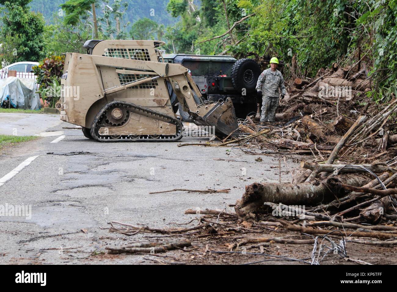Us National Guard Soldaten Rückstände vom Straße 123 bei Hilfsmaßnahmen in den Wirbelsturm Maria September 20, 2017 in Arecibo, Puerto Rico. (Foto von Alexis velez über Planetpix) Stockfoto
