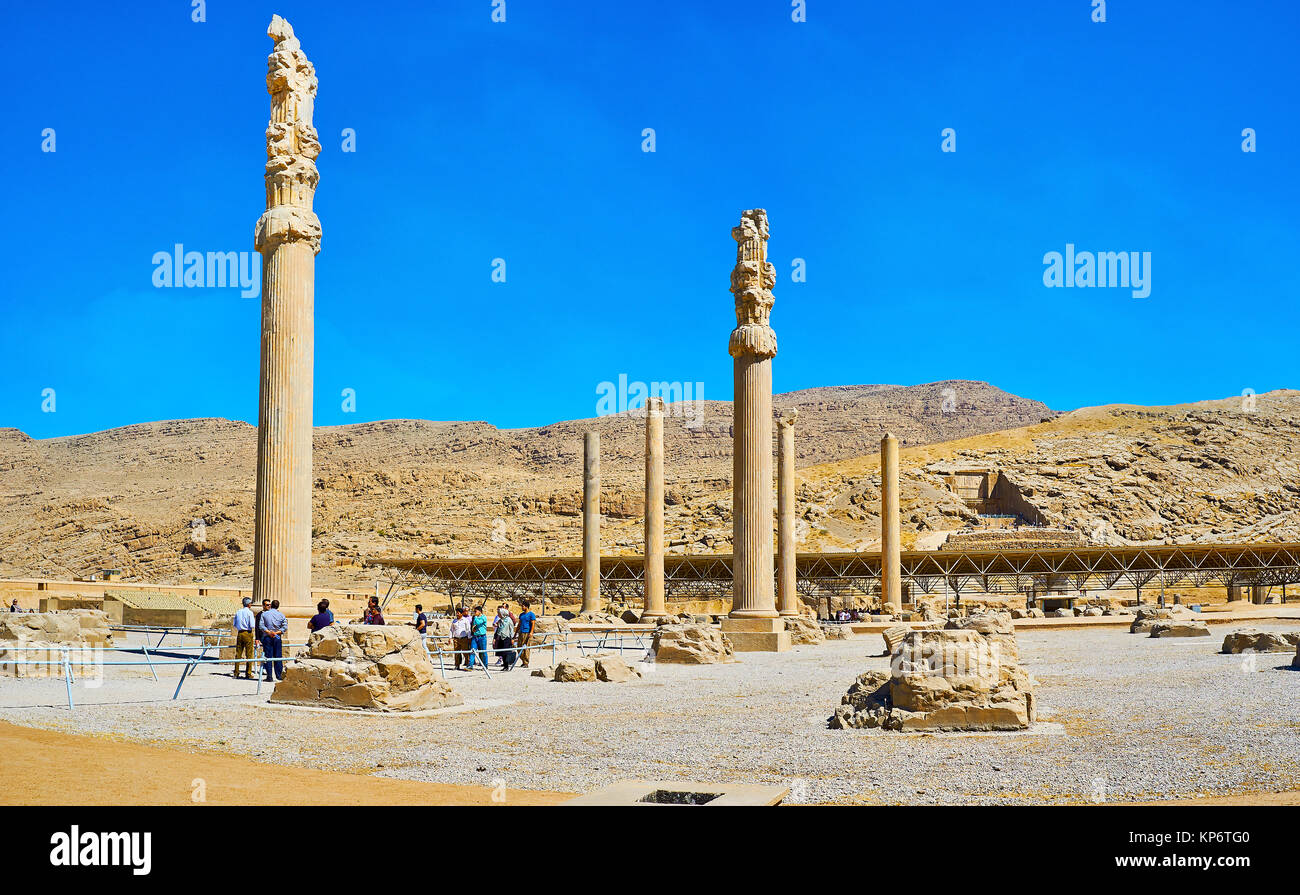 PERSEPOLIS, IRAN - Oktober 13, 2017: Die begehbare archäologische Stätte von apadana Palace mit erhaltenen schlanke Säulen, mit geschnitzten Kapitellen verziert, Stockfoto