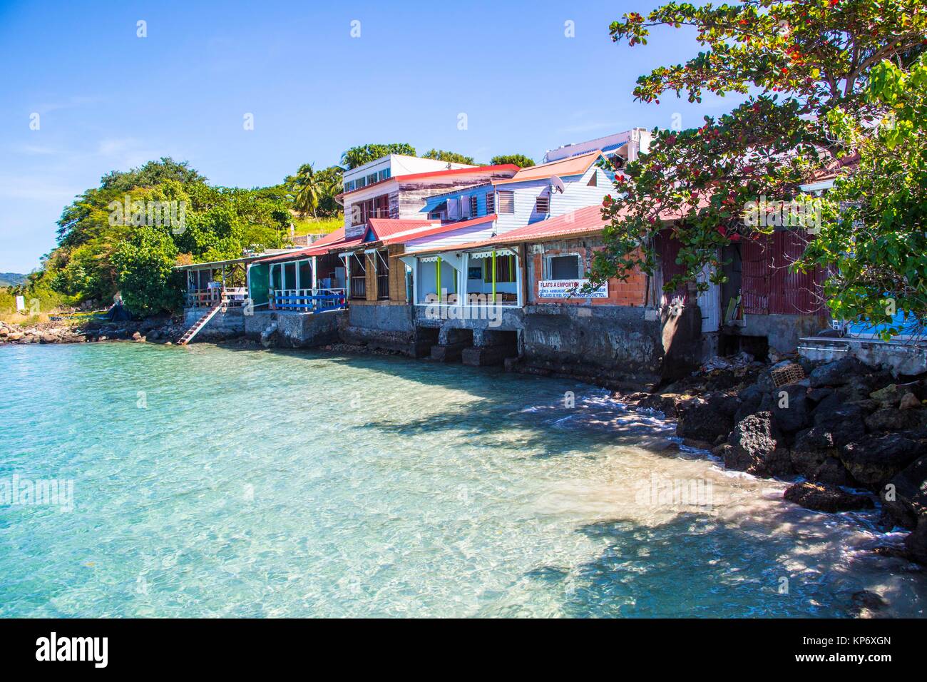 Wunderschöne blaue Meer durch transparentes Wasser im Süden von Martinique, entlang sehr bunt rosa Häuser. Karibik Stockfoto