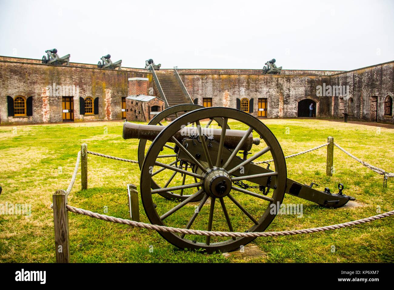 Alte Kanonen auf Displays an einem alten Fort Museum. Fort Macon State Park, ursprünglich genannt, Fort Dobbs dann Fort Macon militärischen Reservierung, auf die Stockfoto