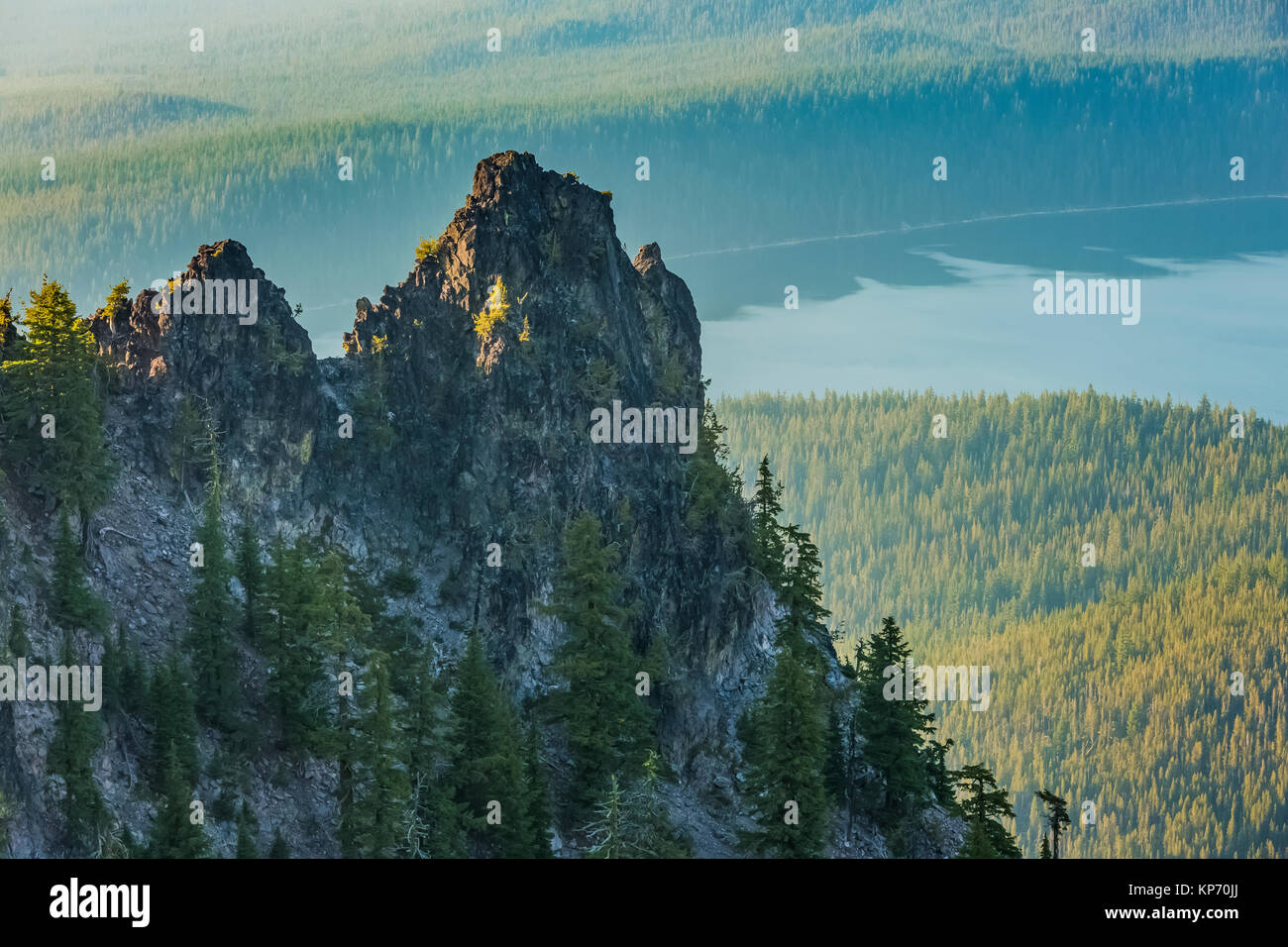 Vulkanische Aufschlüsse über Paulina Peak in Newberry National Volcanic Monument, Central Oregon, USA Stockfoto