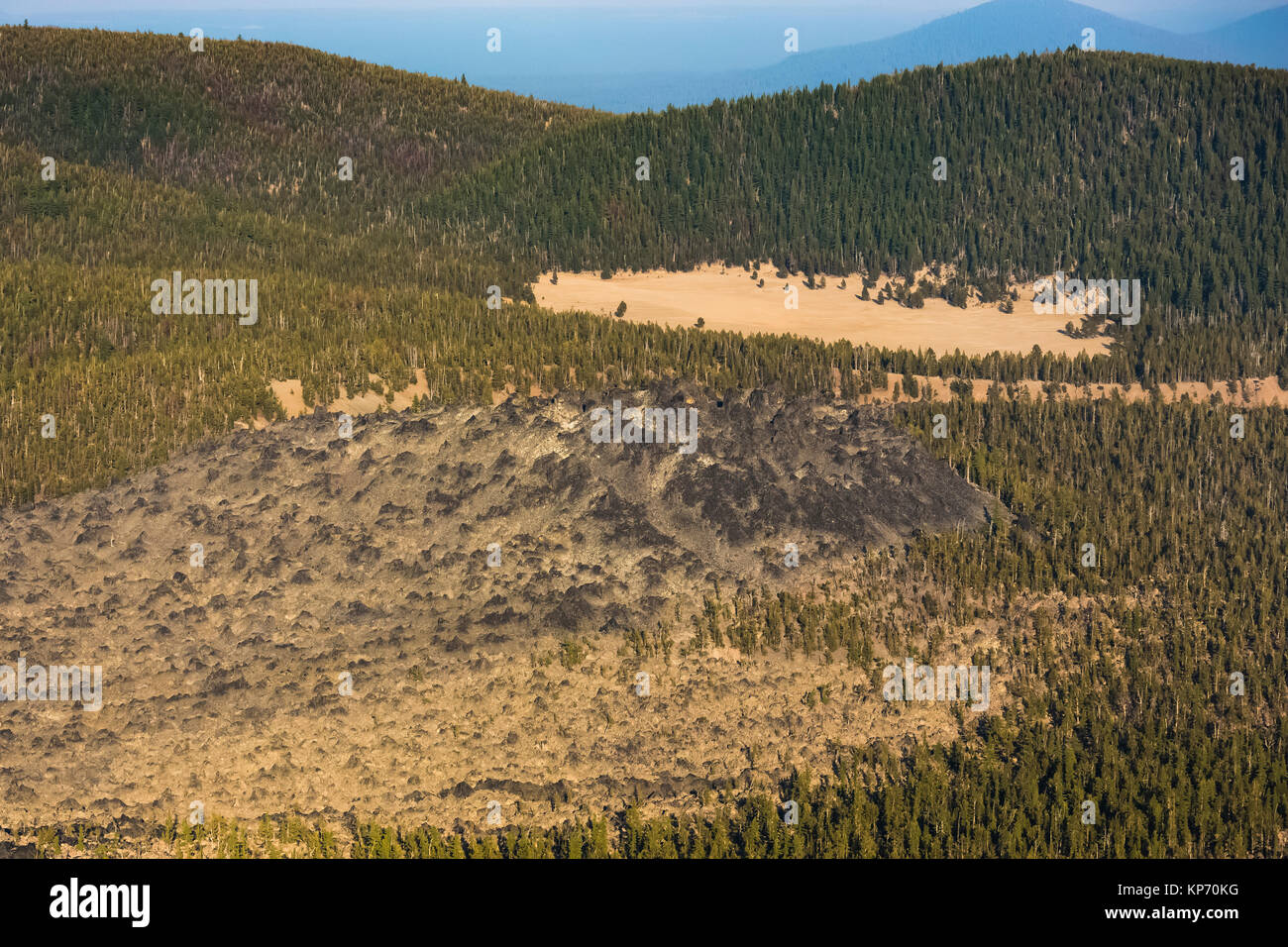 Blick auf Big Obsidion Fluss von Paulina Peak in Newberry National Volcanic Monument, Central Oregon, USA Stockfoto