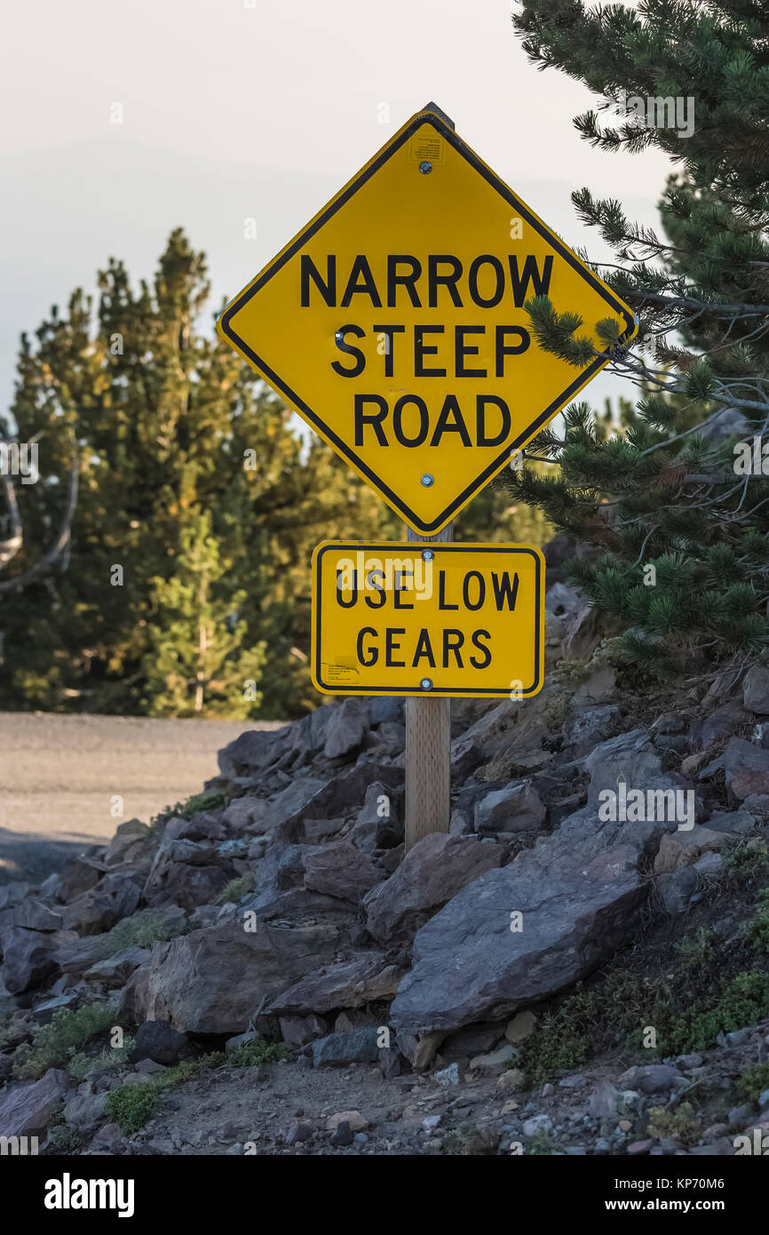 Enge, steile Straßen Schild an der Straße nach oben Paulina Peak in Newberry National Volcanic Monument, Central Oregon, USA Stockfoto