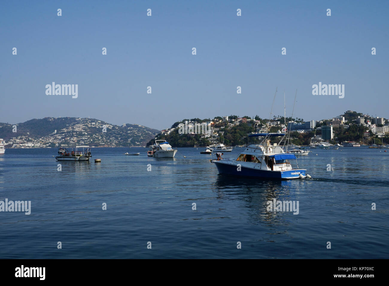 Touristische boote in der Bucht von Acapulco, Acapulco, Mexiko Stockfoto