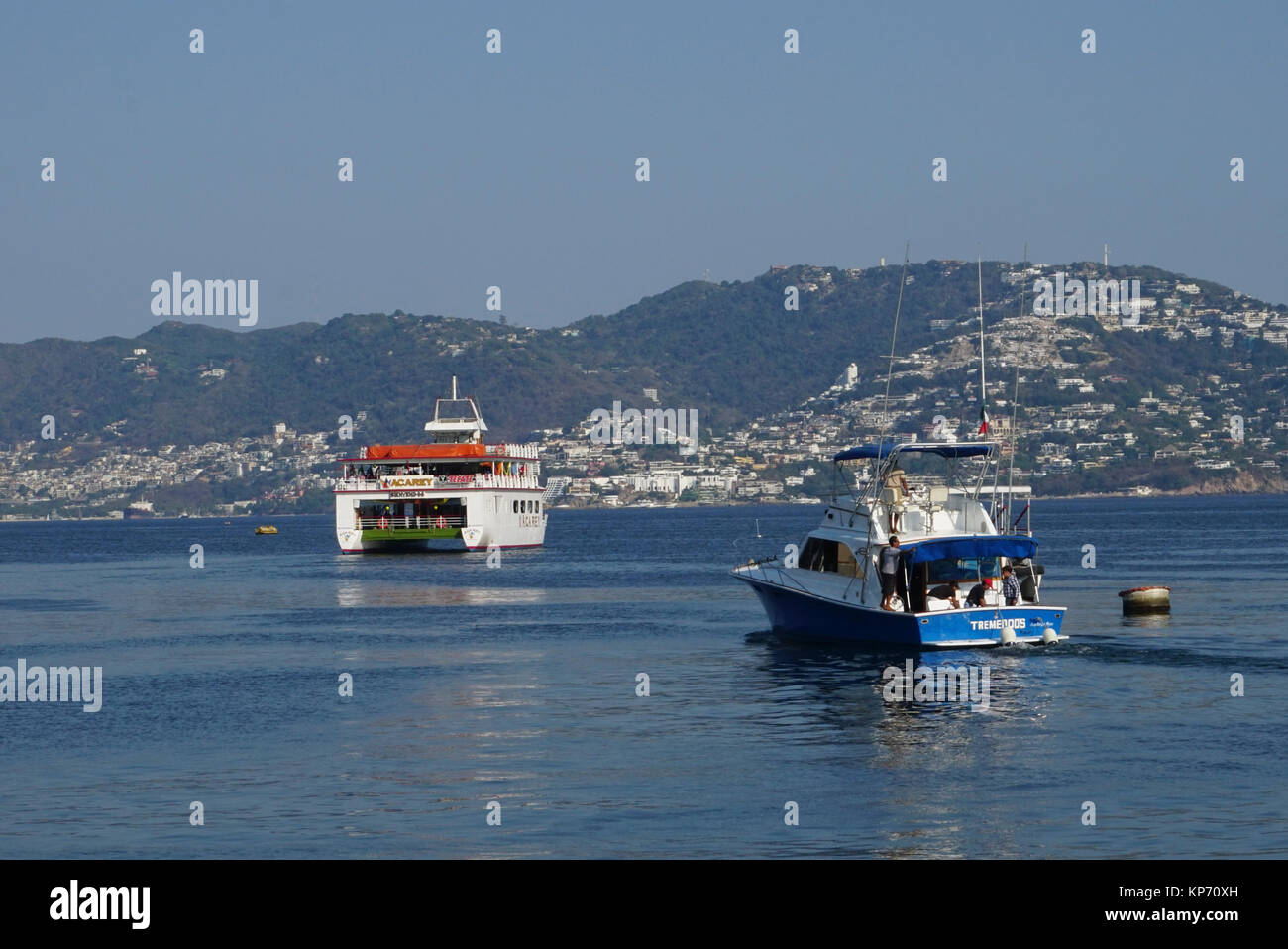 Touristische boote in der Bucht von Acapulco, Acapulco, Mexiko Stockfoto