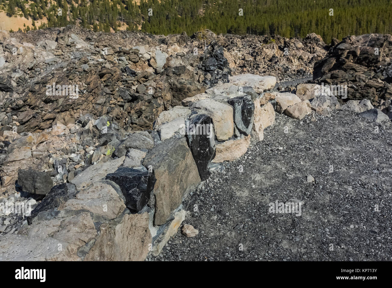 Wand an interpretive Plattform entlang der Grossen Obsidian Flow Trail in Newberry National Volcanic Monument, Central Oregon, USA Stockfoto