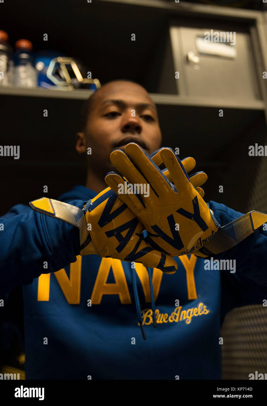 Ein U.S. Navy Midshipmen seine US-Navy Flight Demonstration Team "Die blauen Engel" einheitliche Handschuhe vor dem army-navy Fußball Spiel inspiriert. Dies ist die 118. Sitzung zwischen der US Naval Academy Midshipmen und der US-Armee schwarzen Ritter in der Marine hat ein 60-50-7 alle Zeit aufzeichnen. (U.S. Marine Stockfoto