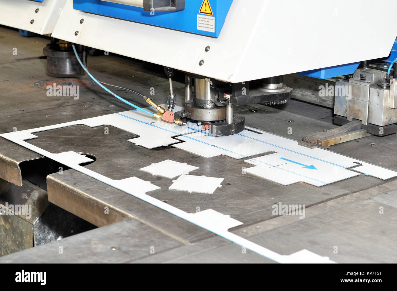 Blech schneiden mit einer Maschine in der Metallindustrie Stockfoto