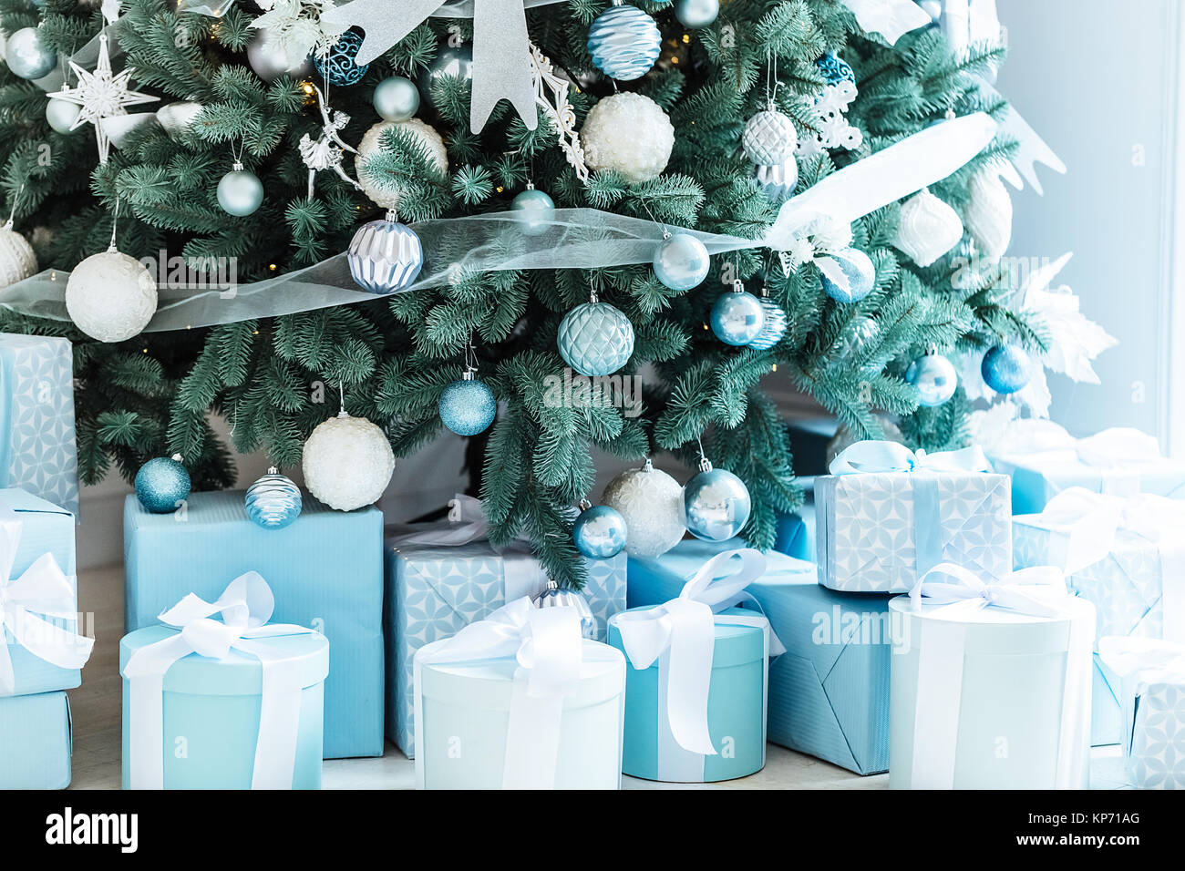 Weihnachten Wohnzimmer mit einem Weihnachtsbaum, Geschenke und ein großes Fenster. Schönes neues Jahr eingerichtete Classic home Interieur Stockfoto