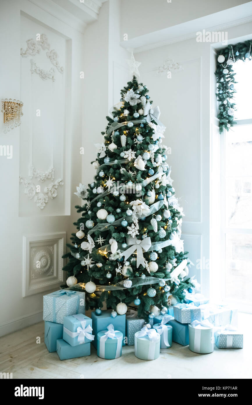 Weihnachten Wohnzimmer mit einem Weihnachtsbaum, Geschenke und ein großes Fenster. Schönes neues Jahr eingerichtete Classic home Interieur Stockfoto