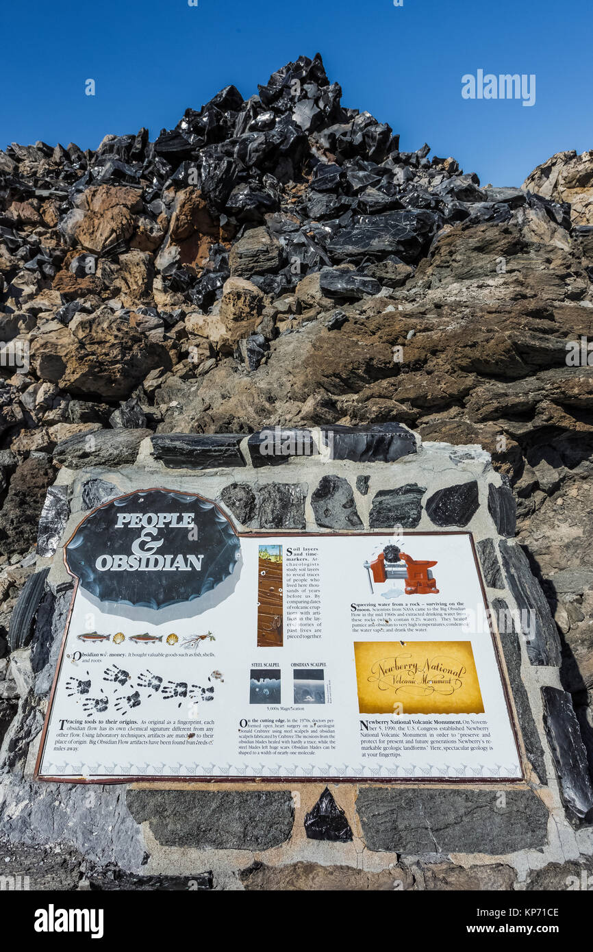 Entlang der Grossen Obsidian Flow Trail in Newberry National Volcanic Monument, Central Oregon, USA Stockfoto