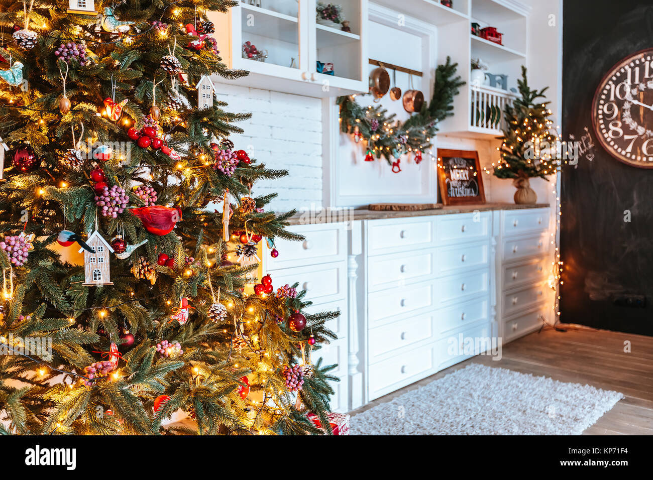 Weihnachten Wohnzimmer mit einem Weihnachtsbaum, Geschenke und die Uhr. Schönes neues Jahr eingerichtete Classic home Interieur. Winter Hintergrund Stockfoto