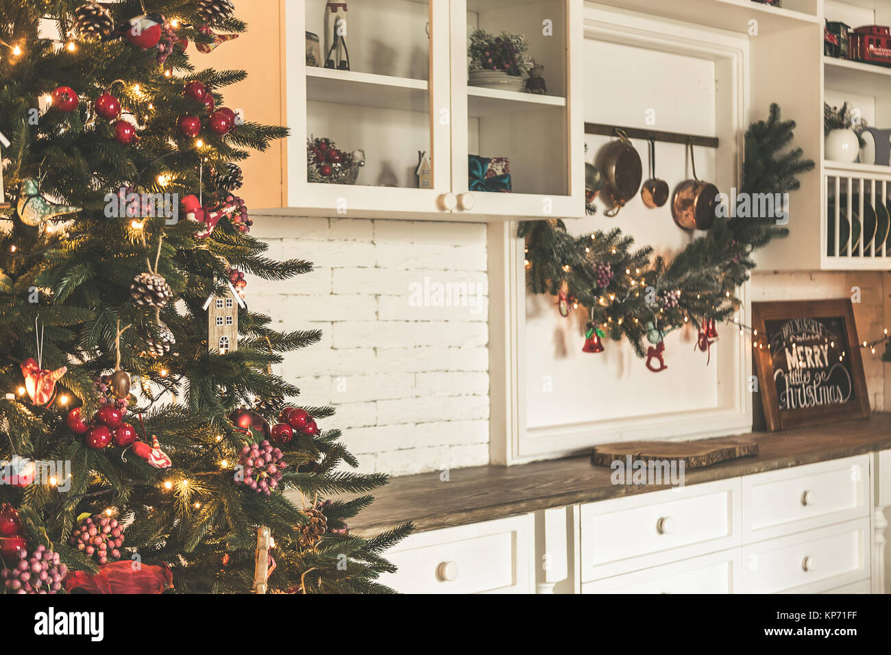 Weihnachten Wohnzimmer mit einem Weihnachtsbaum, Geschenke. Esszimmer. Schönes neues Jahr eingerichtete Classic home Interieur. Winter Hintergrund Stockfoto