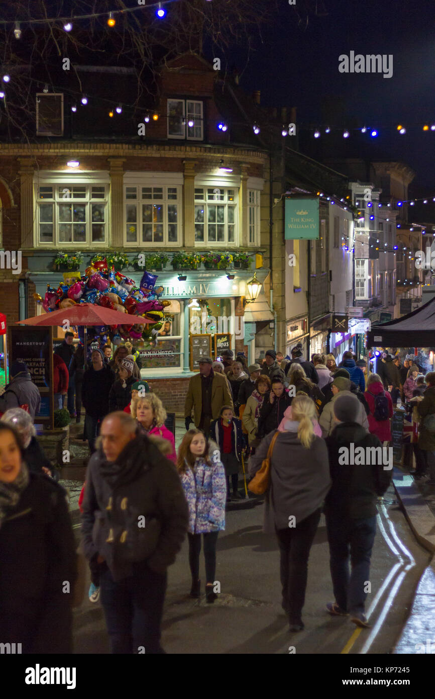 Käufer an Totnes Weihnachtsmarkt, Dezember 2017. Totnes, Devon, Großbritannien Stockfoto