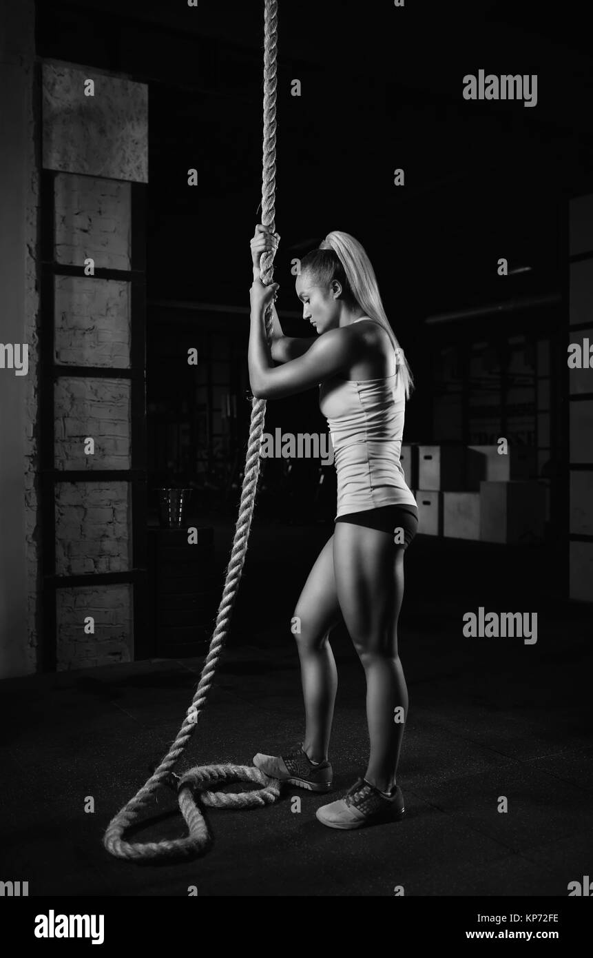 Vertikale voller Länge geschossen von einer athletischen Frau vorbereiten für Seil klettern im örtlichen Fitnessstudio, Muskulatur macht Kraft Fokus Konzentration pr Stockfoto