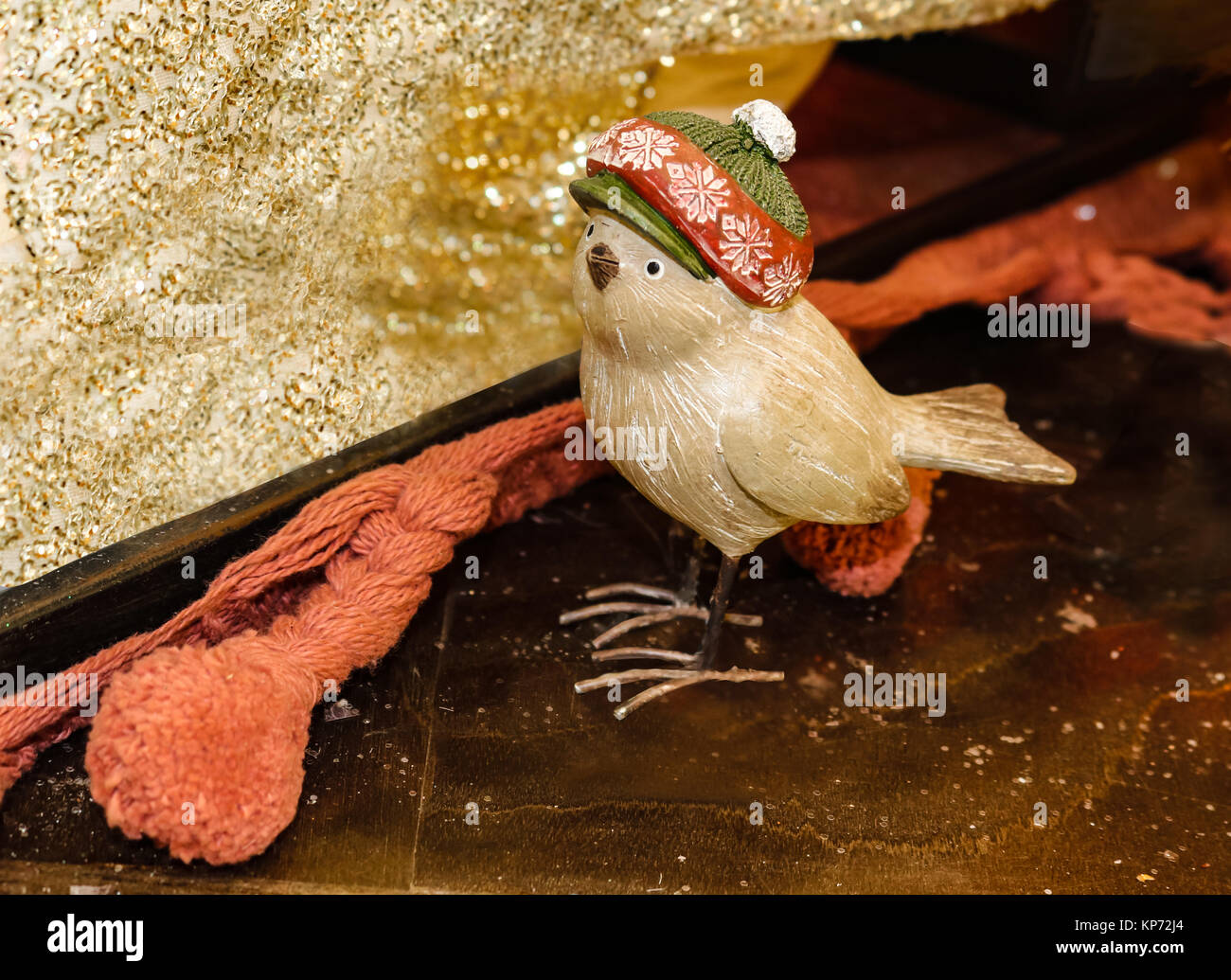 Niedlich aus Holz geschnitzten Vogel mit Mütze sitzen unter Weihnachten verpacken und dekorieren Materialien Stockfoto Niedlich aus Holz geschnitzten Vogel mit Mütze sitzen unter Weihnachten verpacken und dekorieren Materialien Stockfoto