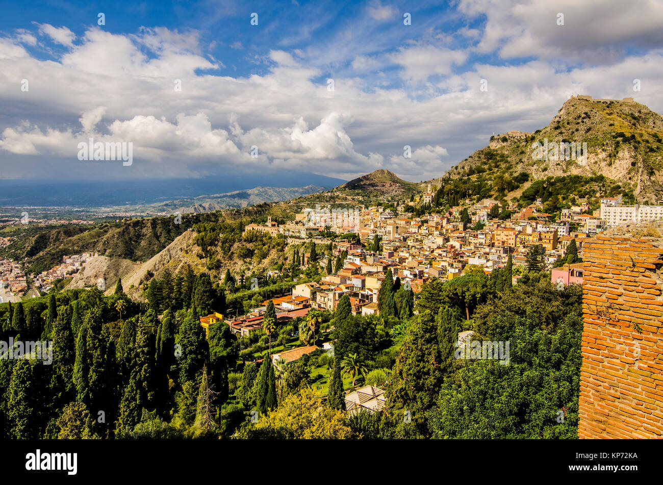 Ansicht der Stadt von Taormina und die Geographie, die es umgeben von den Ruinen der antiken griechischen Theater Stockfoto