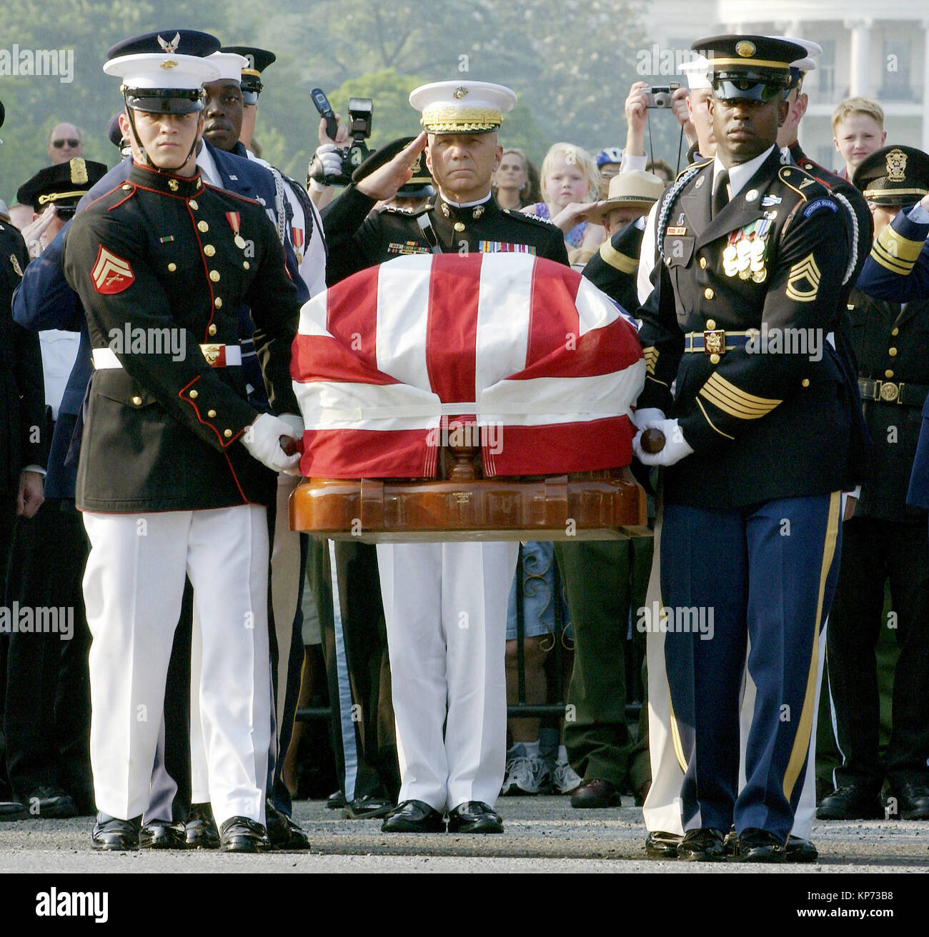 Die gemeinsamen Stabschefs (JCS) Gruß der 40. Präsident der Vereinigten Staaten Ronald Wilson Reagan, als seine Fahne drapierte Schatulle während seiner Beerdigung Prozession in Washington DC verschoben wird. Stockfoto