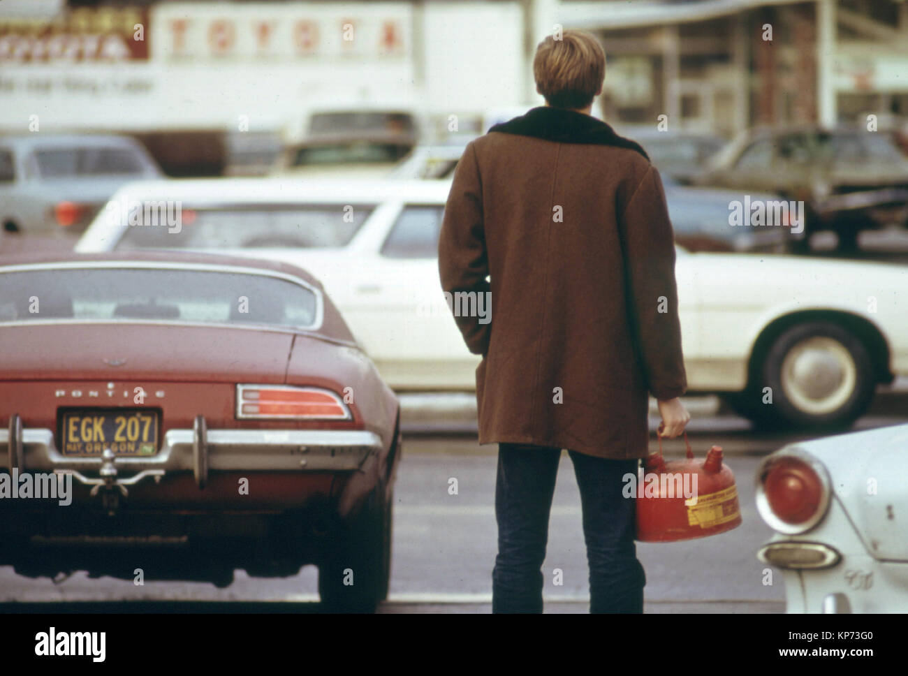 Einige Autofahrer lief aus Gas wie dieser Mann in Portland und hatte im Einklang mit einem Gas kann während der Ölkrise im Pazifischen Nordwesten Stand 12/1973 Stockfoto