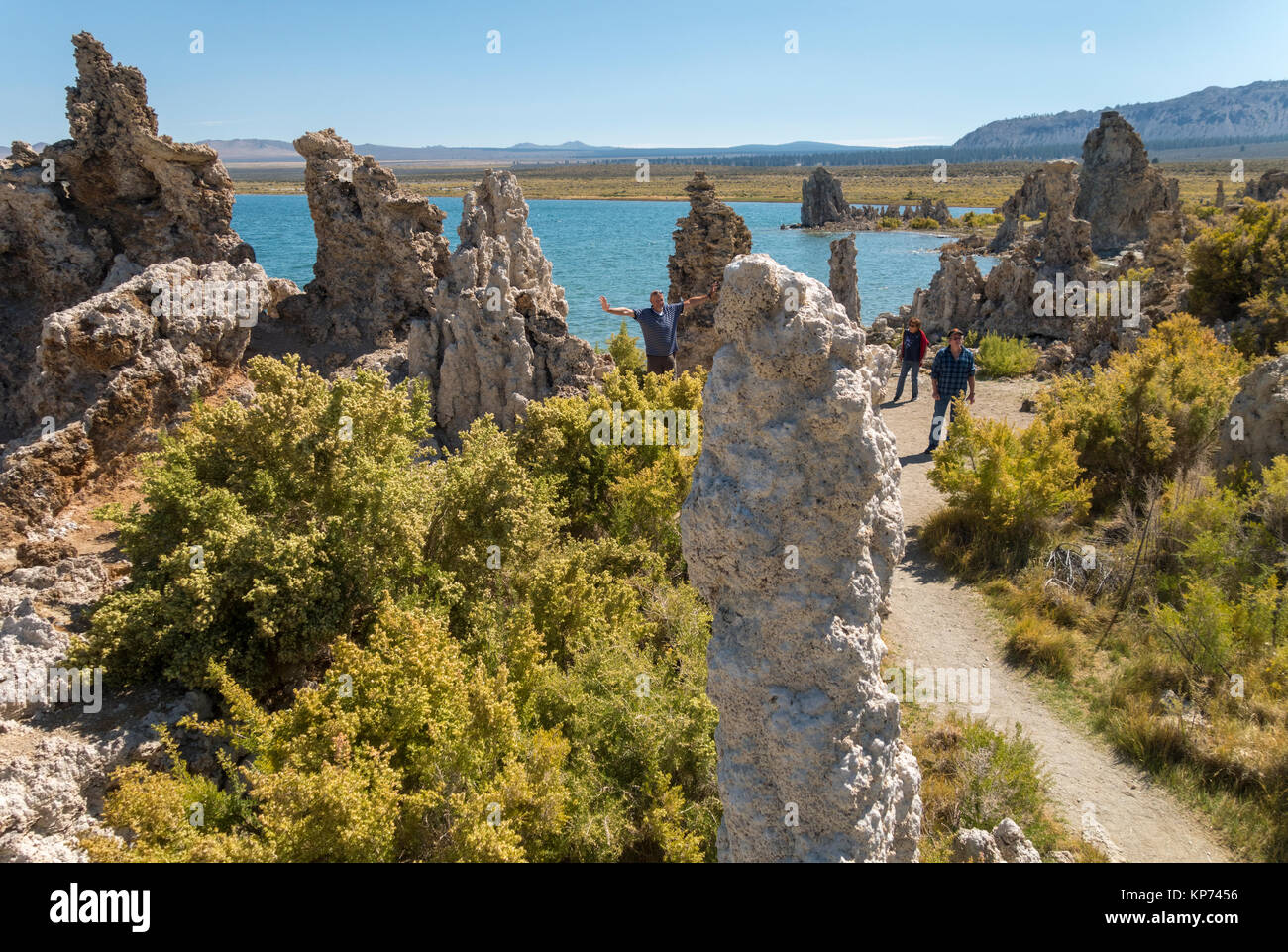 Mono Lake Kalifornien Touristen zu Fuß unter der Tufa Felsformationen, das Aufnehmen von Fotos. Mono Lake South Tufa Area. Stockfoto