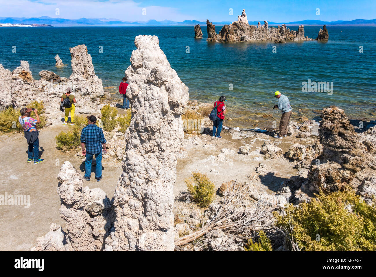 Mono Lake Kalifornien Touristen zu Fuß unter der Tufa Felsformationen, das Aufnehmen von Fotos. Mono Lake South Tufa Area. Stockfoto