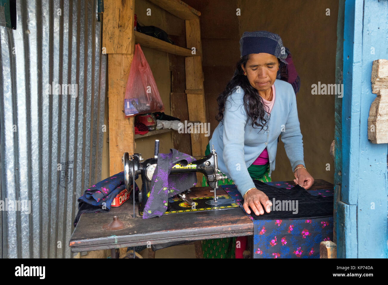 Nepalesische Näherin bei der Arbeit im Dorf Bahundanda, Lamjung Bezirk. Stockfoto